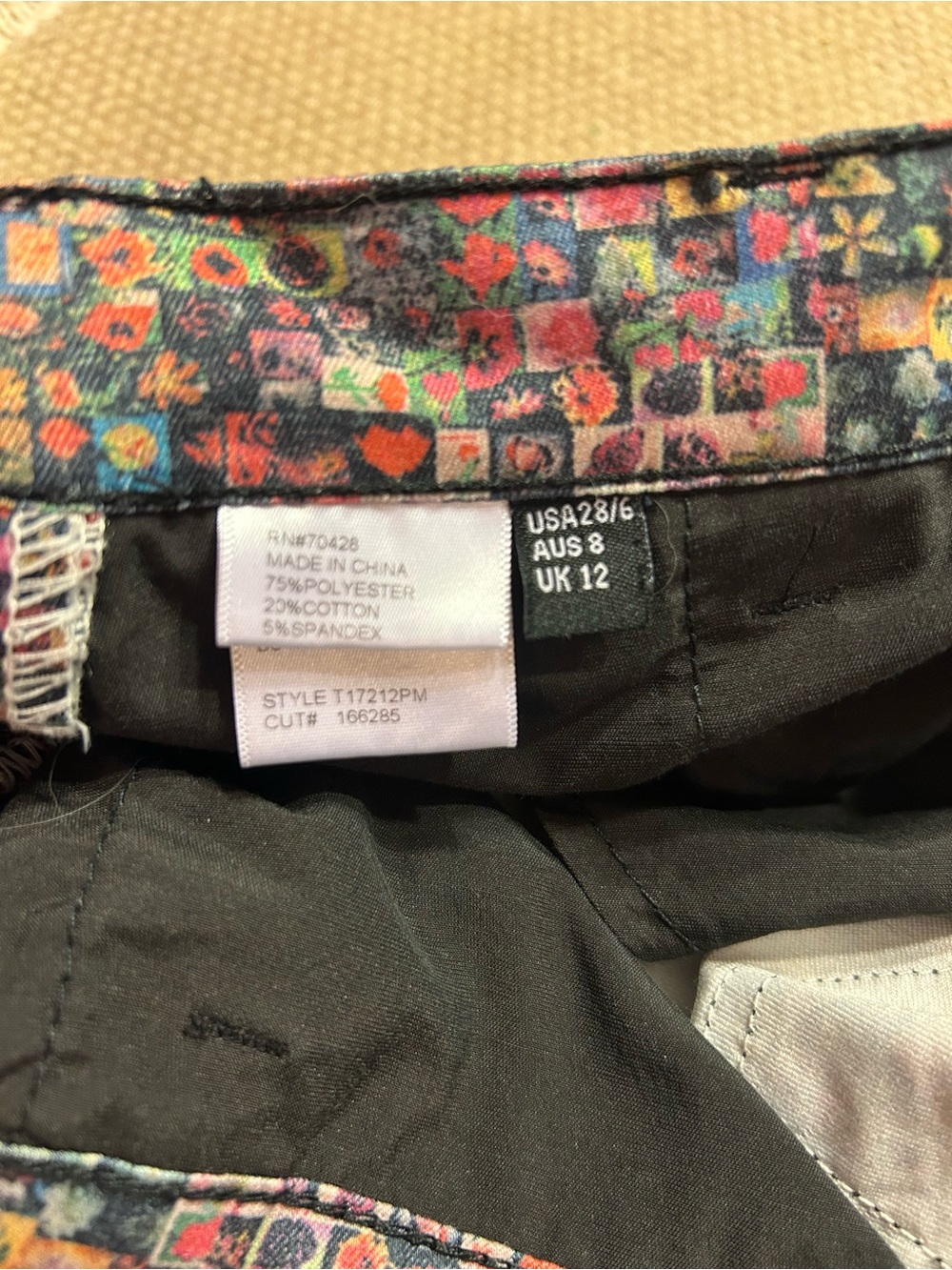 Tru Luxe floral geometric pattern flare pants - Picture 6 of 6
